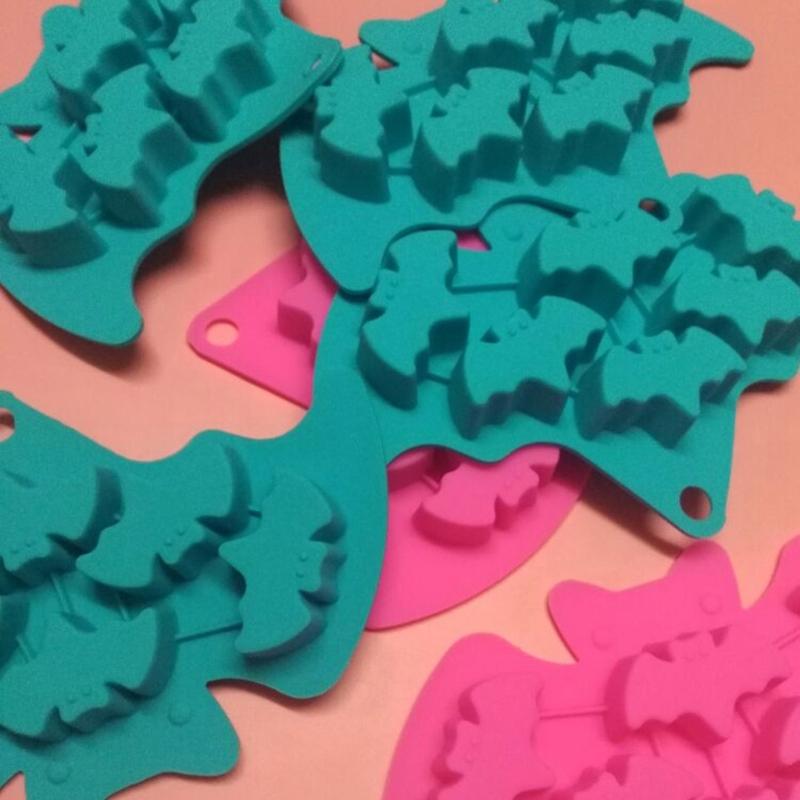 Multifuntional Food Grade Silicone Molds Bat Shape Baking Tray Baking Accessory Suitable for Baking Cake and Making Ice