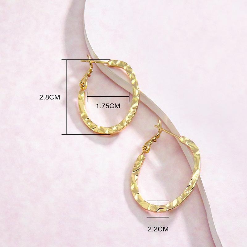 Kadınlar için Işık Lüks Düzensiz U Şeklinde Metal Küpeler Basit Ins Dövme Desen Kişiselleştirilmiş Moda Üst Düzey Küpeler