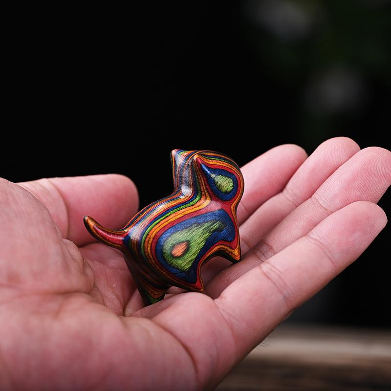 Esculturas de Gatos Tallados en Madera Arcoíris Adornos de Gatos Lindos Gatos de Madera de Colores Accesorios de Escritorio para Oficina Decoración del Hogar Regalo Recuerdos