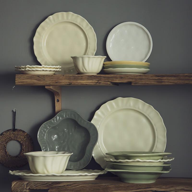 Assiette à dessert en céramique nordique à relief