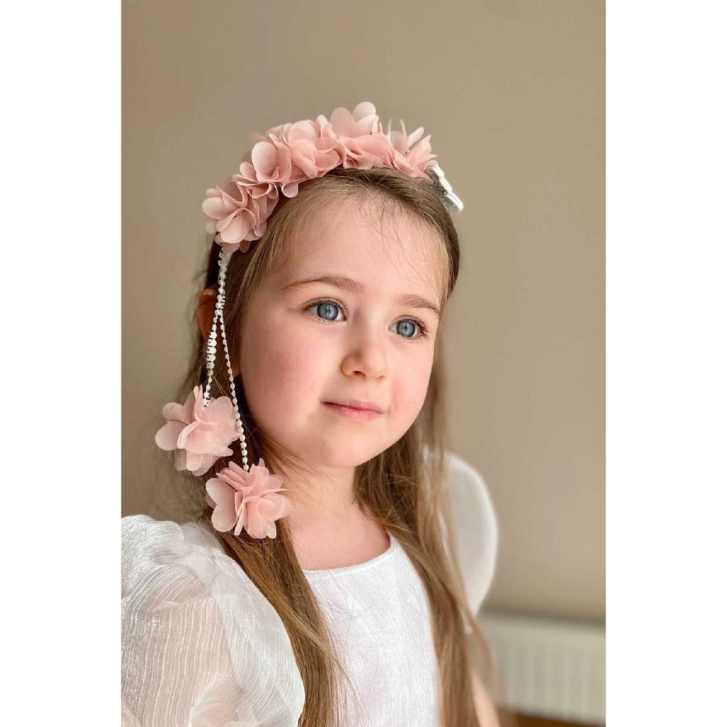 Losos jednostranný závěsný motýl a květinová koruna