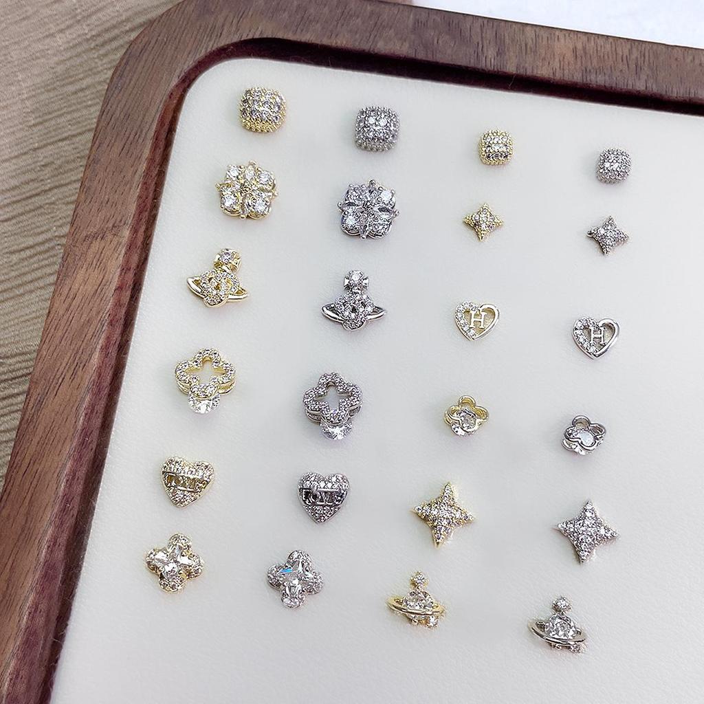 Luxurious Zircon Four-Leaf Clover Nail Art: White K Gold Heart Accessories