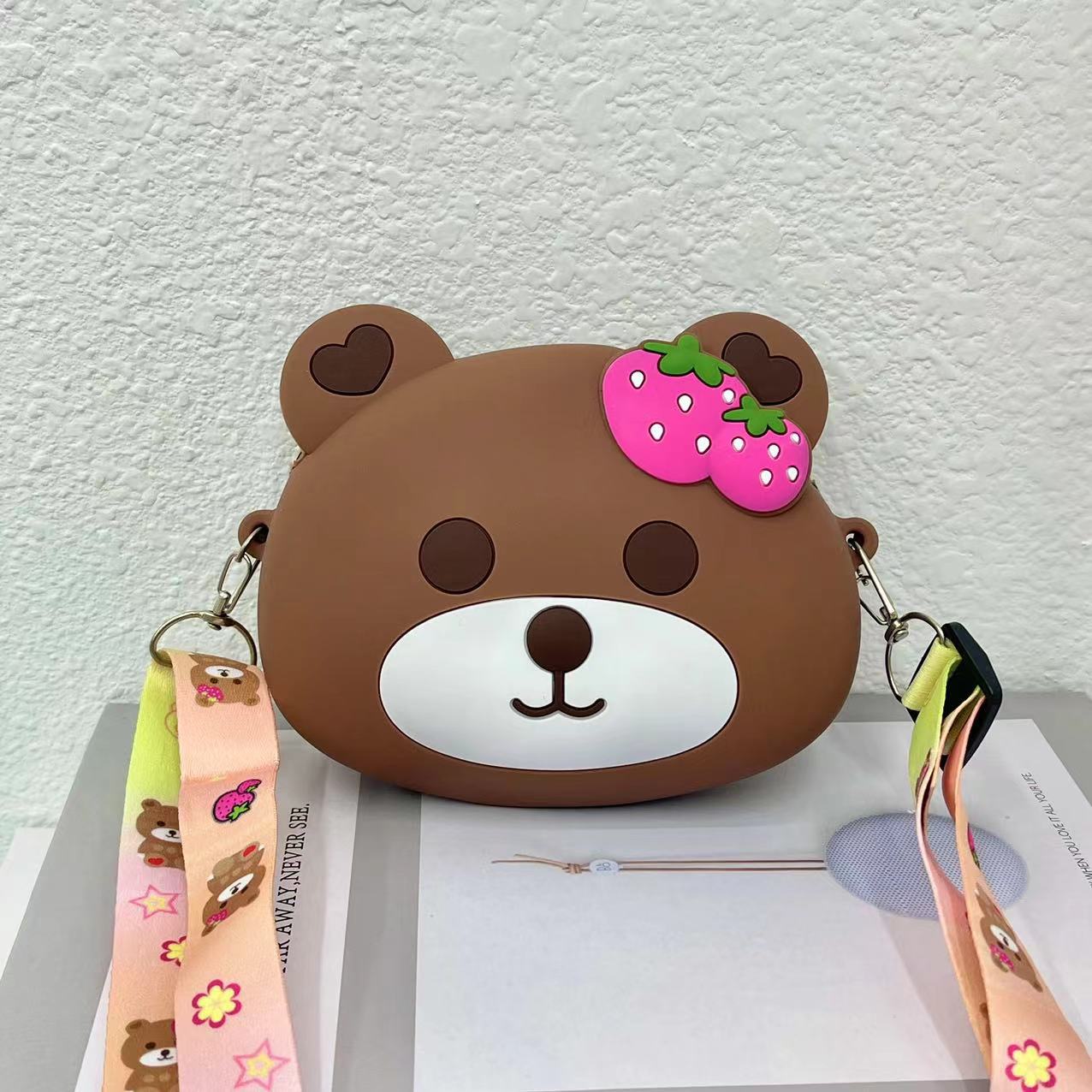 

2025 new cute cartoon silicone toys boys and girls can cross the shoulder student leisure bag світло-коричневого кольору