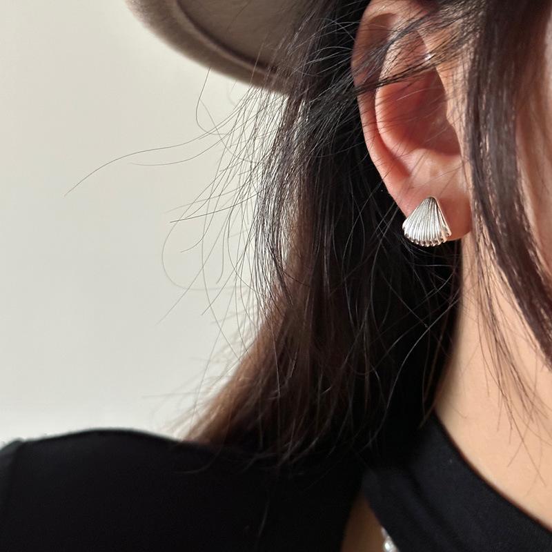 Dámské náušnice Retro Zlaté Vějířové Mušlové Náušnice Dámský Niche Design Senior Smysl pro Náušnice 2025 Nová Móda Lehký Luxusní Příliv
