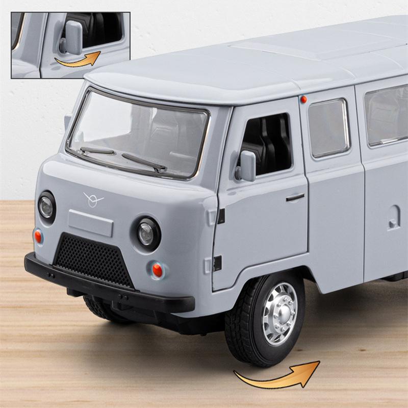 1/18 UAZ Traveler Alloy Van Car Model Diecasts Metal Off-road Vehicles Car Model Simulation Sound Light Collection Kids Toy Gift