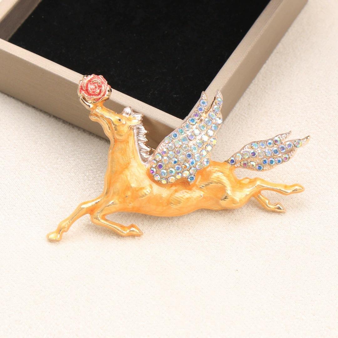 

SKEDS Gorgeous Baroque Court Pegasus Brooch Elegant Women Corsage Classic Series Pins Medieval Luxury Fashion Horse Badge жёлтый