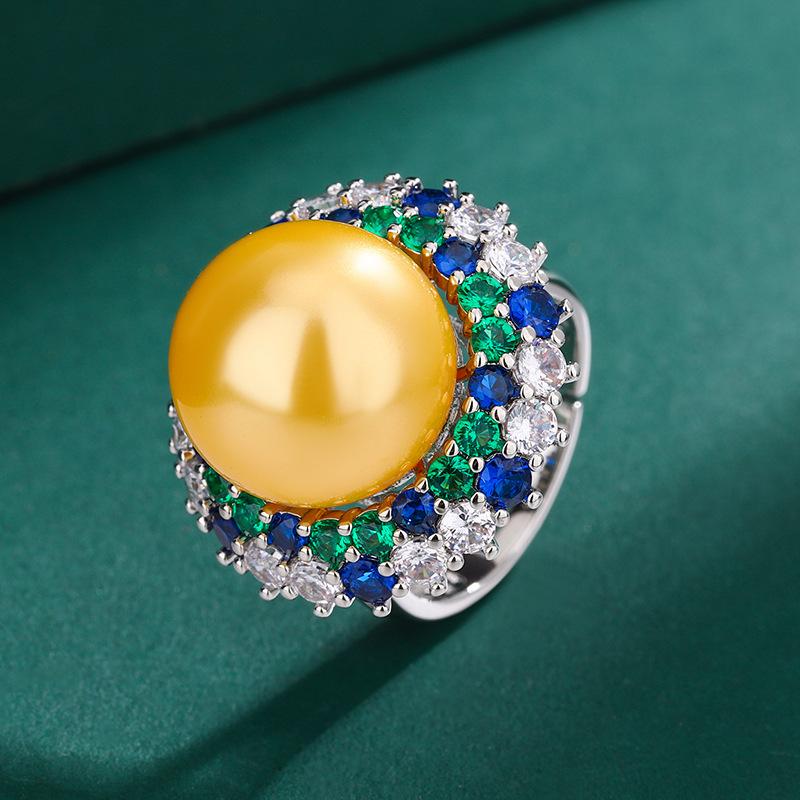 

Ожерелье из трех частей жемчуга, серебряные серьги-гвоздики с таитянским жемчугом и кольцом с изумрудом и цирконием