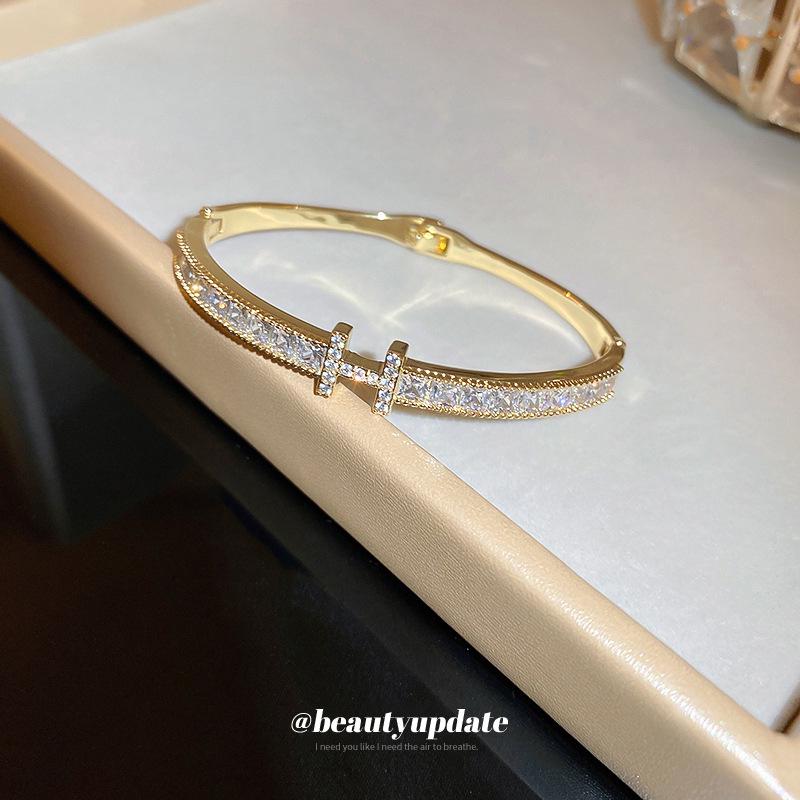 Korean Zircon Letter Buckle Bracelet: Elegant, High-End, Light Luxury Fashion