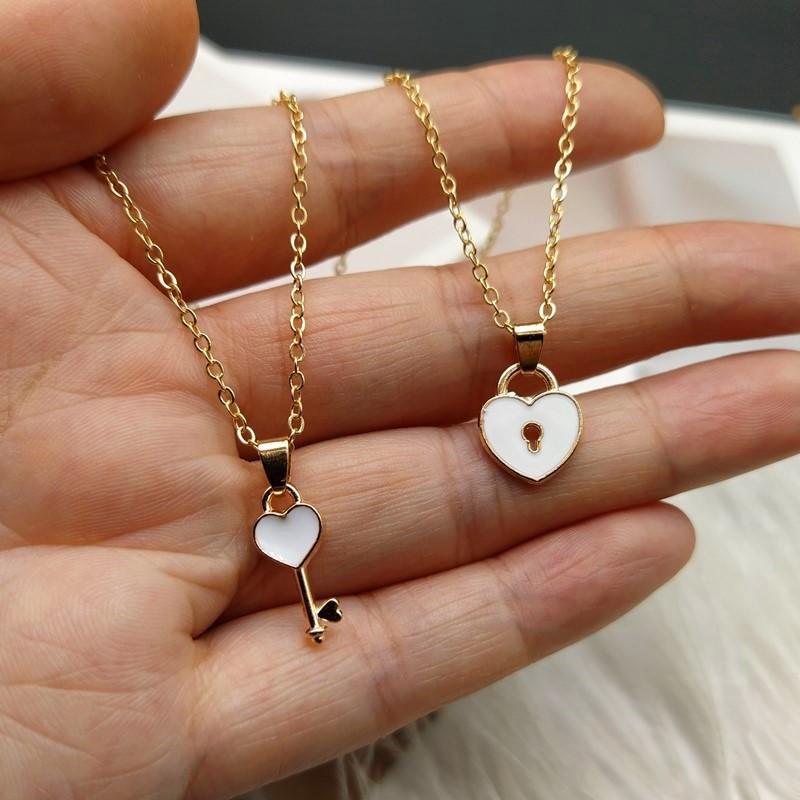 A Pair Of Couple Necklaces, Simple And Fashionable Small Key Locks, Love Pendants, Gold Collarbone Chains, Necklaces, Gifts.