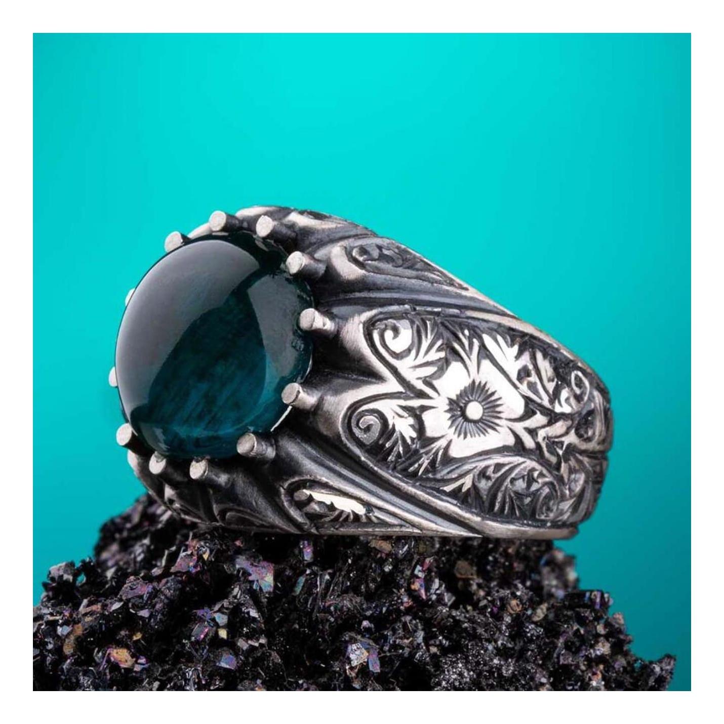 

Эрзурумское кольцо ручной работы с выпуклым темно-зеленым цирконием из стерлингового серебра