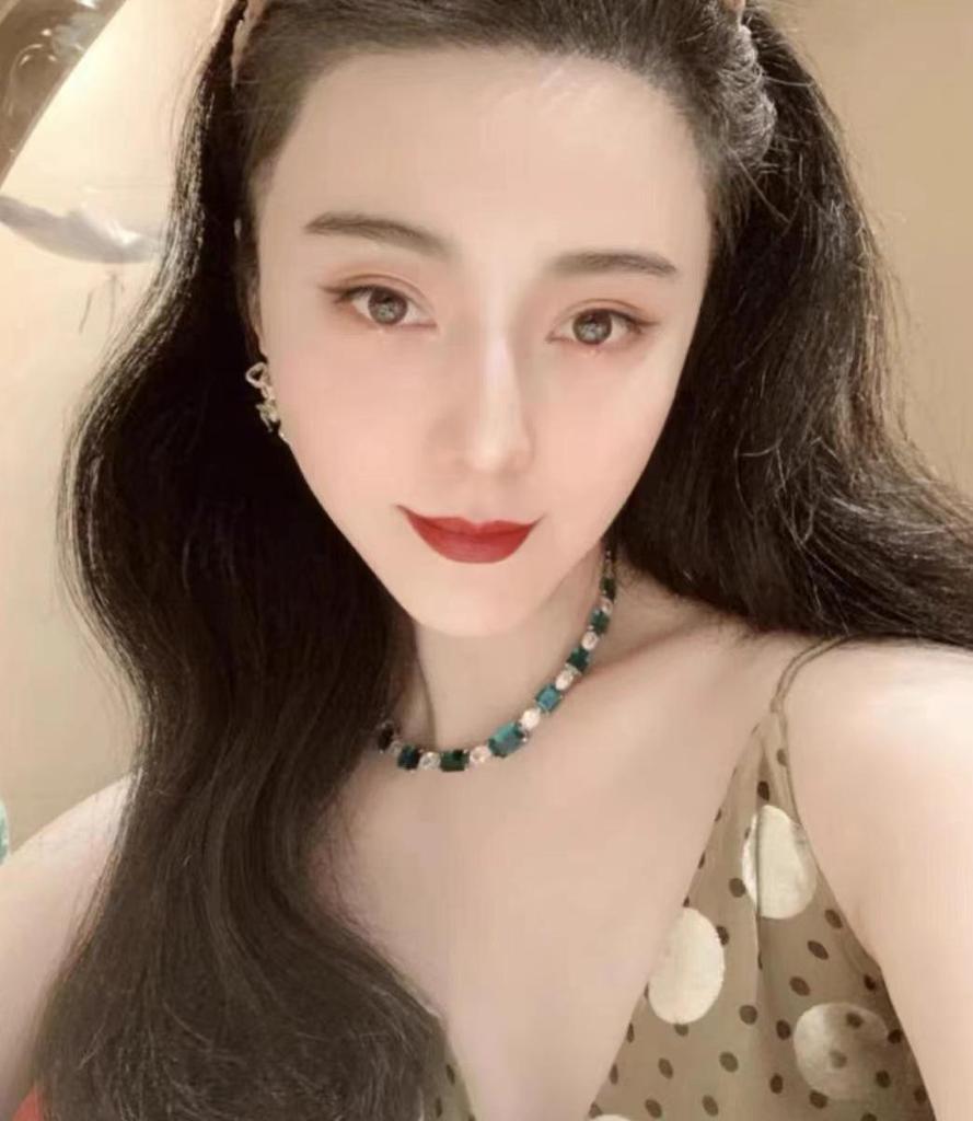 Collier d'Émeraudes Colombiennes de Luxe: Pendentif Lune Azur Éblouissant pour Femmes