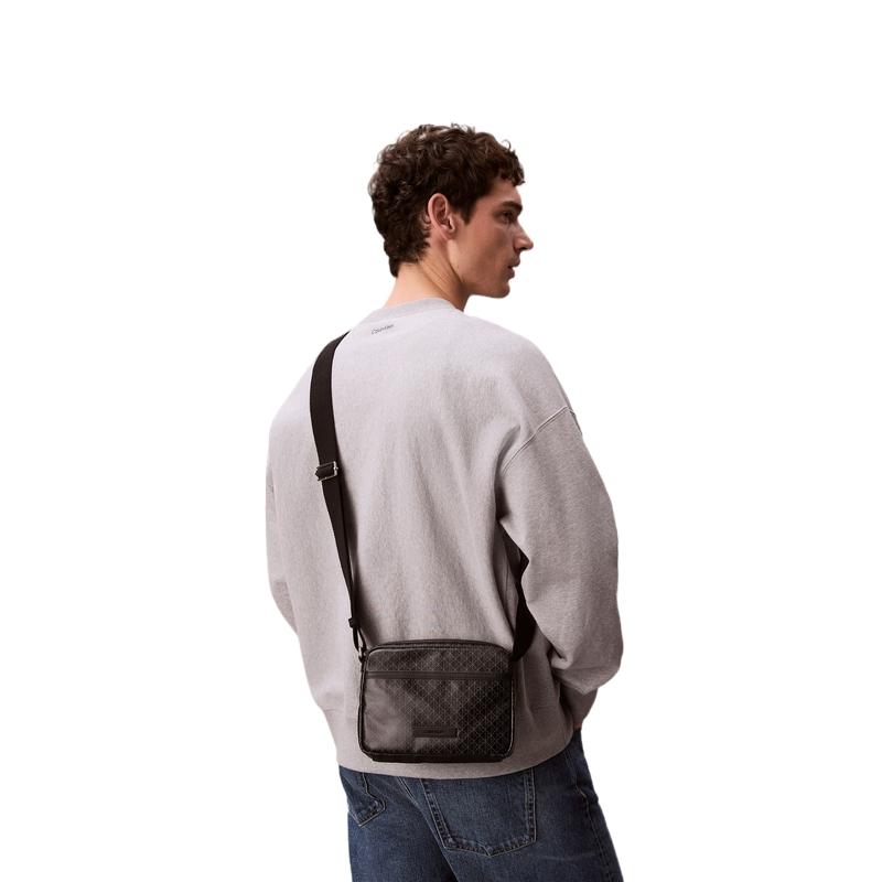 

Calvin Klein Commuter Portable Monogram Print Camera Bag Men Crossbody Bag Space-Black 4D3314G-UB1 Basic Set (Bag)