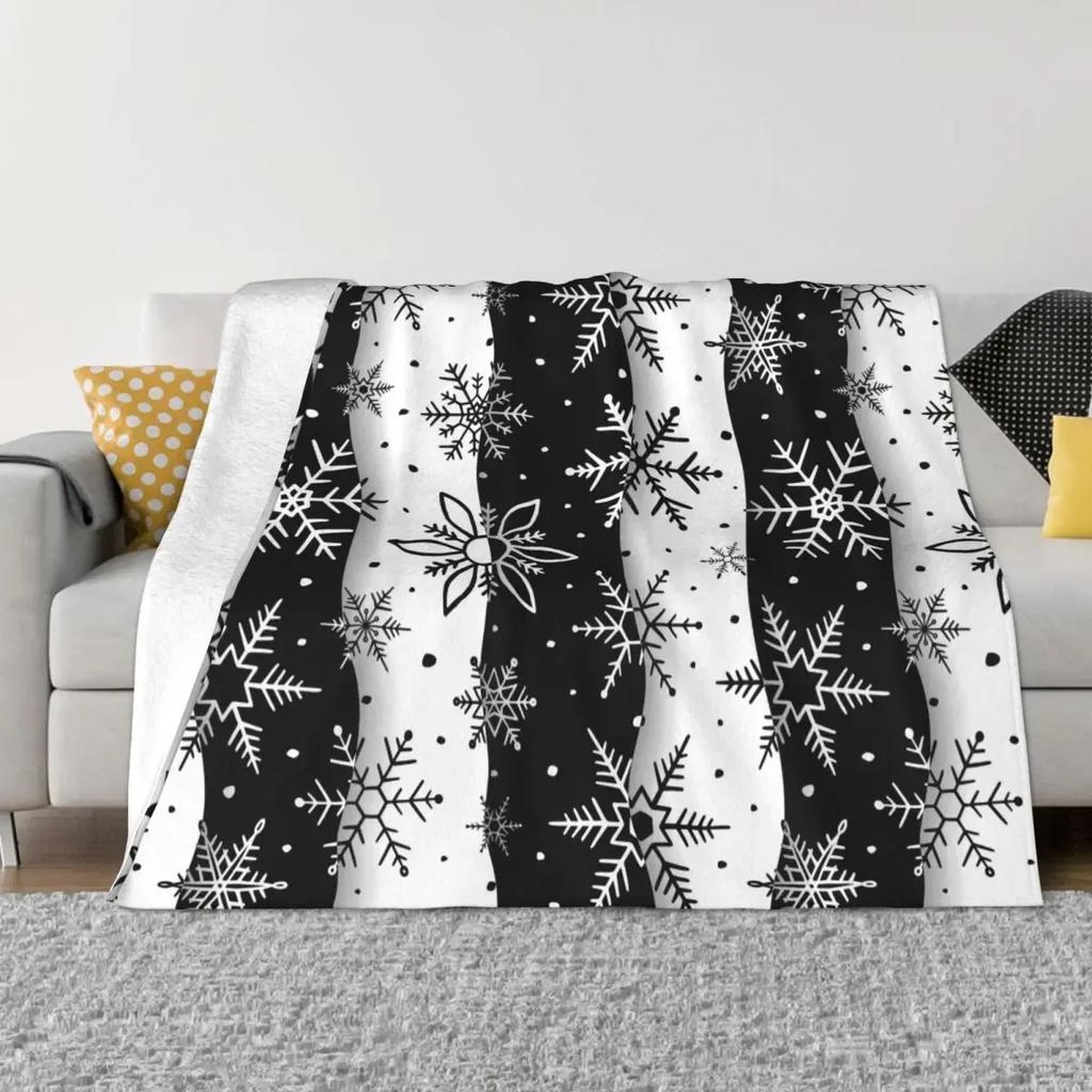 Snowflake Christmas Blanket Flannel Autumn/Winter Black And White Multi-function Lightweight Throw Blanket for Bed Office Quilt