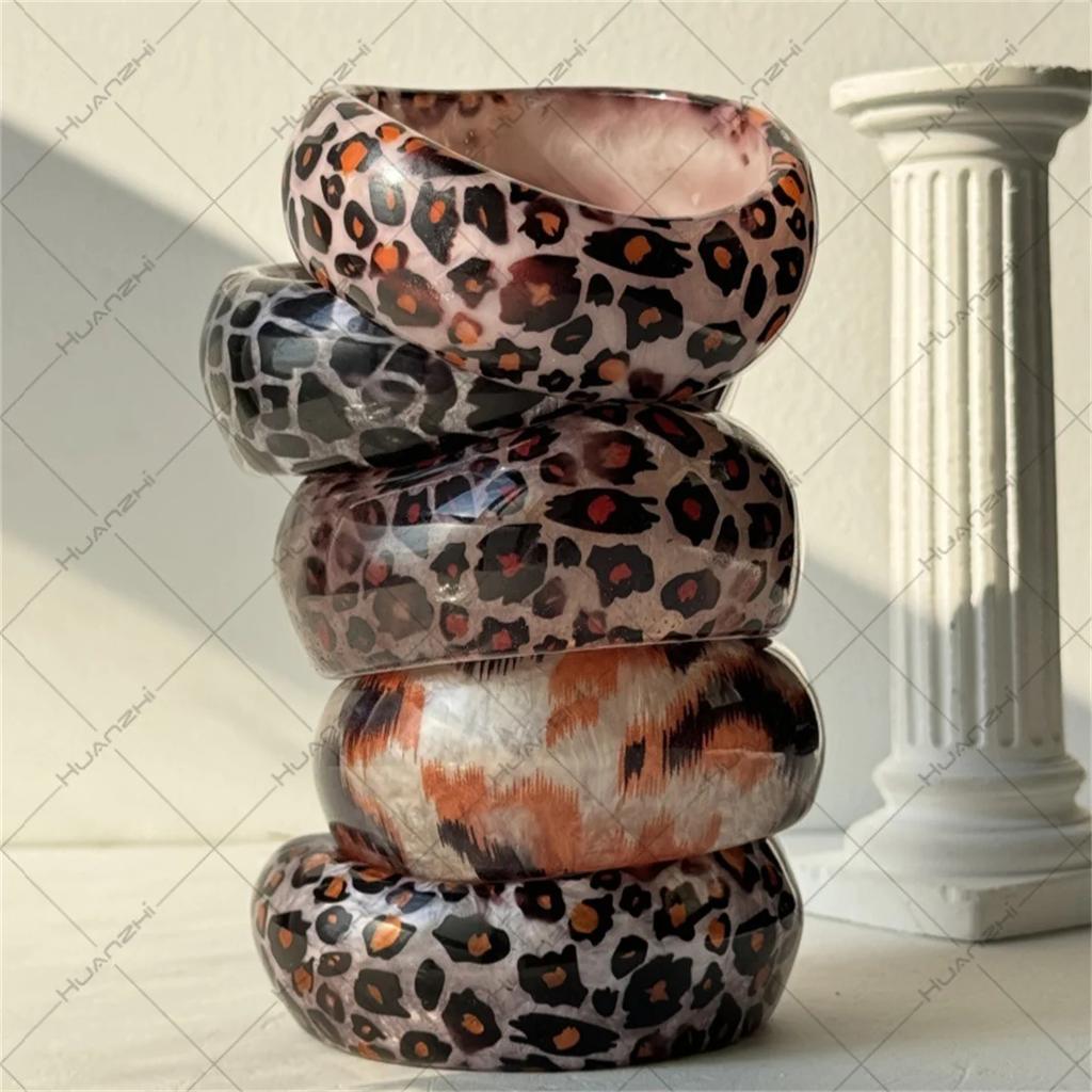 Mode Vintage Punk Leopard Schwarz Farbe Metall Armreifen Mode Hip Hop Rund Geometrisch Breite Armreifen Armbänder Handgelenk Schmuck