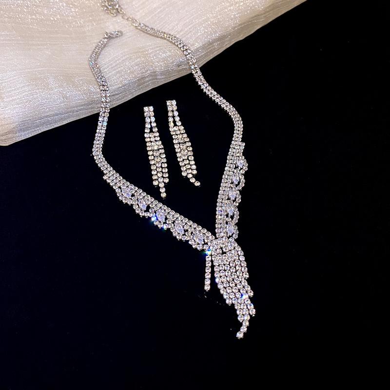 Elegante mit Diamanten besetzte Halskette & Schmuckset für Damen - High-End, vielseitig, super funkelnde Luxus-Schlüsselbein-Accessoires