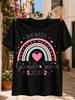 Bald große Schwester 2027 Französisch mit Regenbogenherzen Glitzer Babyfußabdrücken und Pastellgrafik Unisex Alles T-Shirt