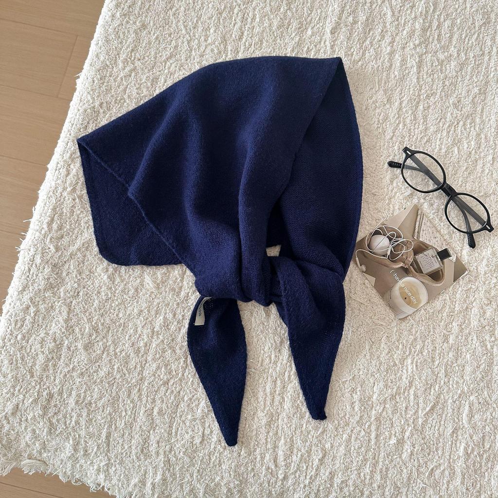 Women's 100% Wool Knitted Triangle Scarf – Warm, Versatile, Multifunctional Headscarf.