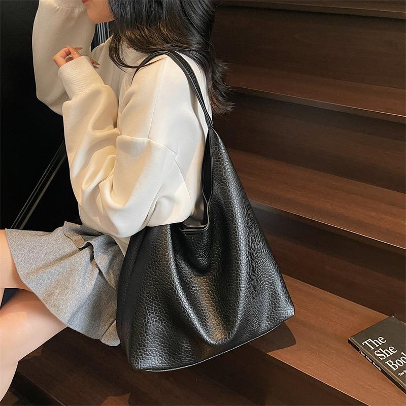 Retro Large-capacity Bag, Women's New Autumn Commuter Tote Bag, Shoulder Large Bag, Textured Armpit Bag.