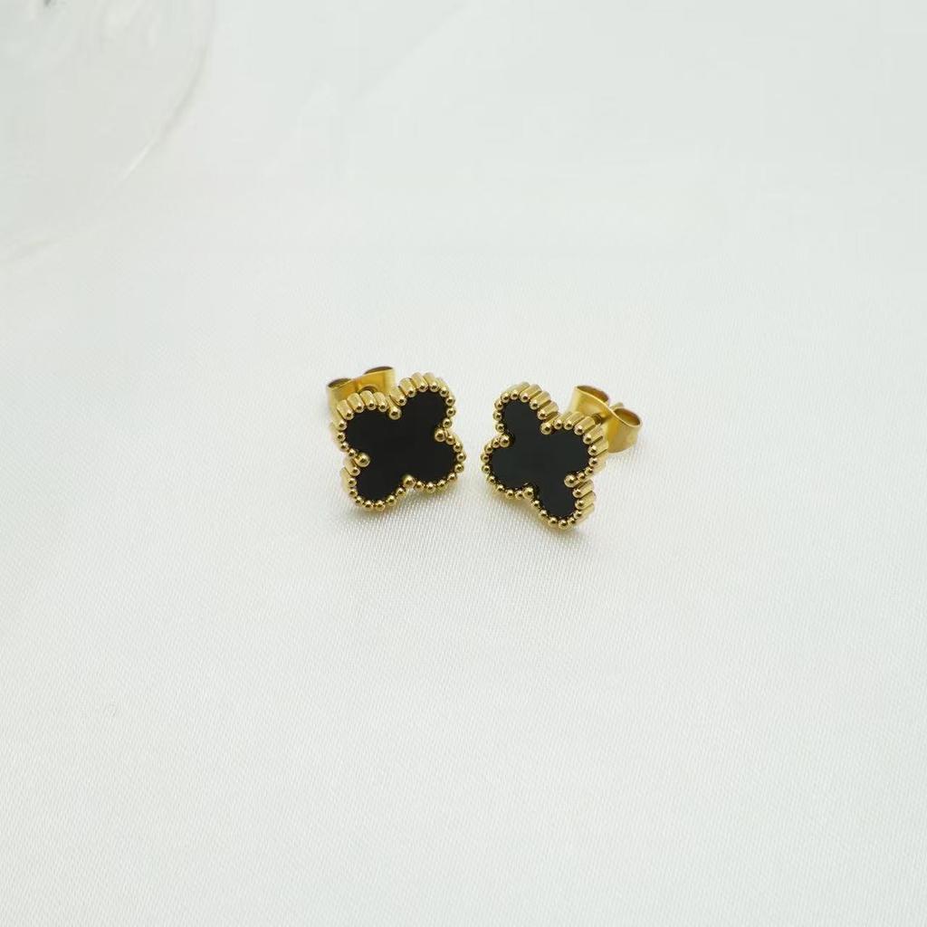 Boucles d'oreilles Clous Exquises et Minimalistes en forme de Trèfle à Quatre Feuilles en Acier Titane Résistantes au Ternissement Boucles d'oreilles Luxueuses et à la Mode