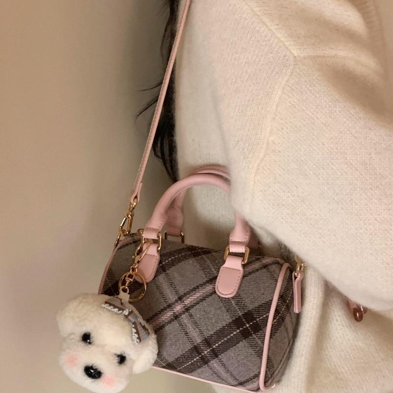 A Minimalist Boston Handbag with A Niche Design, Versatile Small Shoulder Bag, and A Crossbody Bag
