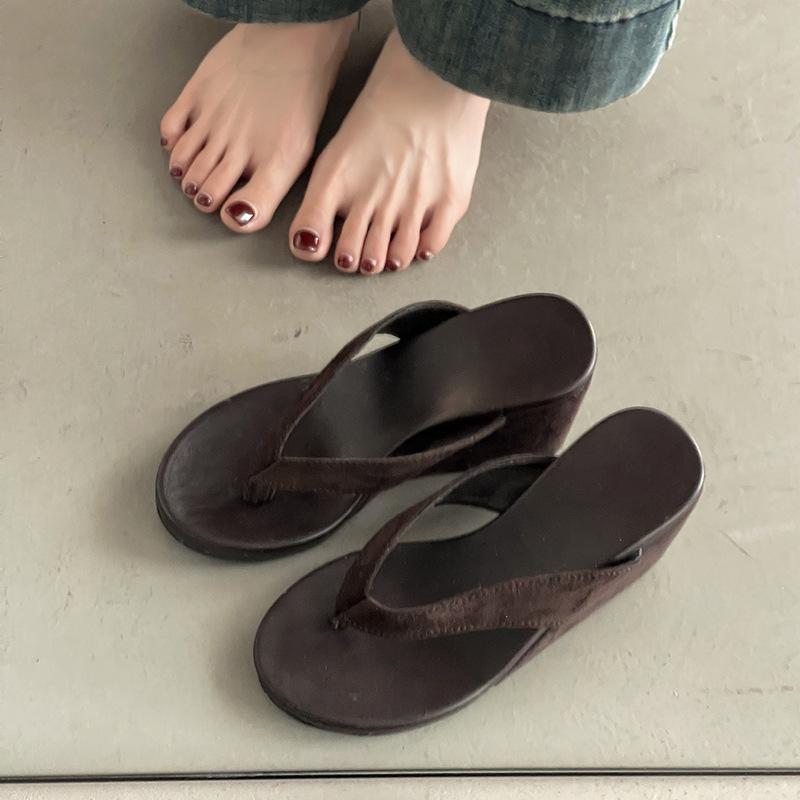 Small man increases the height of thick-soled flip-flops for women's outer wear in the summer of 2025, the new pinch foot versatile round head casual