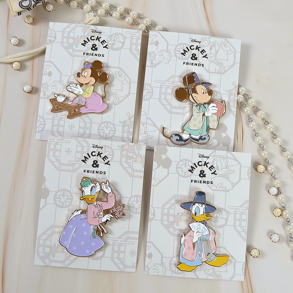IKNOWK Disney Mickey And Friends Hanbok Single-Sided Badge