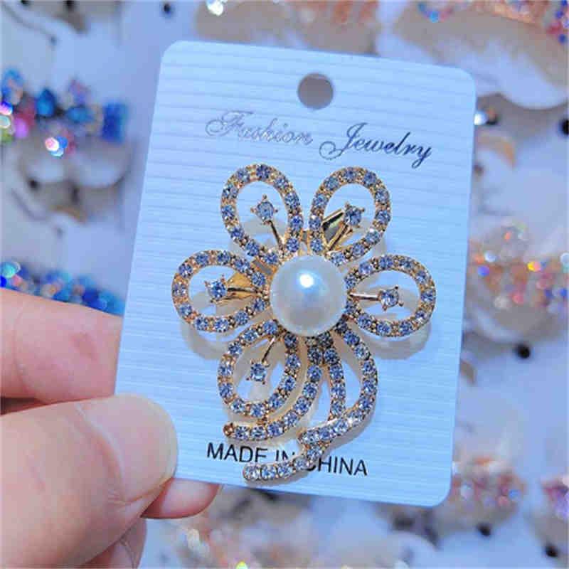 Tulip Pearl Corsage Brooch - Elegant Women's Fashion Pin for Versatile Suit or Coat Accessories.