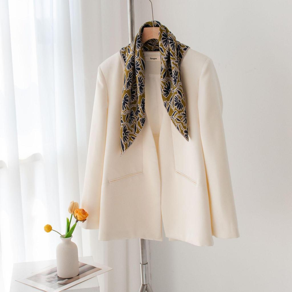 Elegant Double-Sided Daisy Print Wool Silk Scarf - Luxury Hand-Rolled 70cm Square