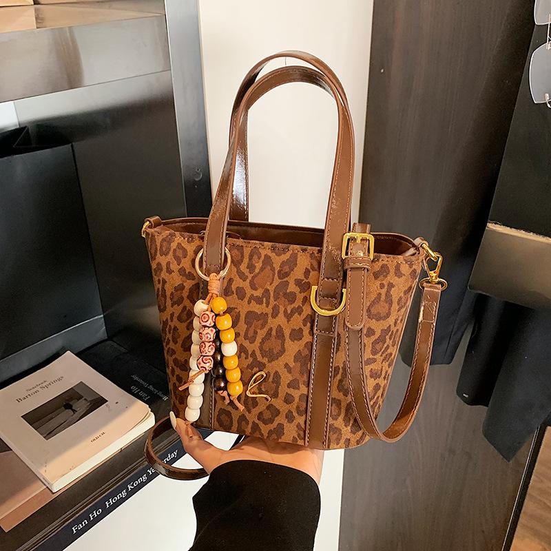 Premium sense retro portable small bag women's 2025 autumn and winter new leopard print commuter shoulder bag fashion messenger bag
