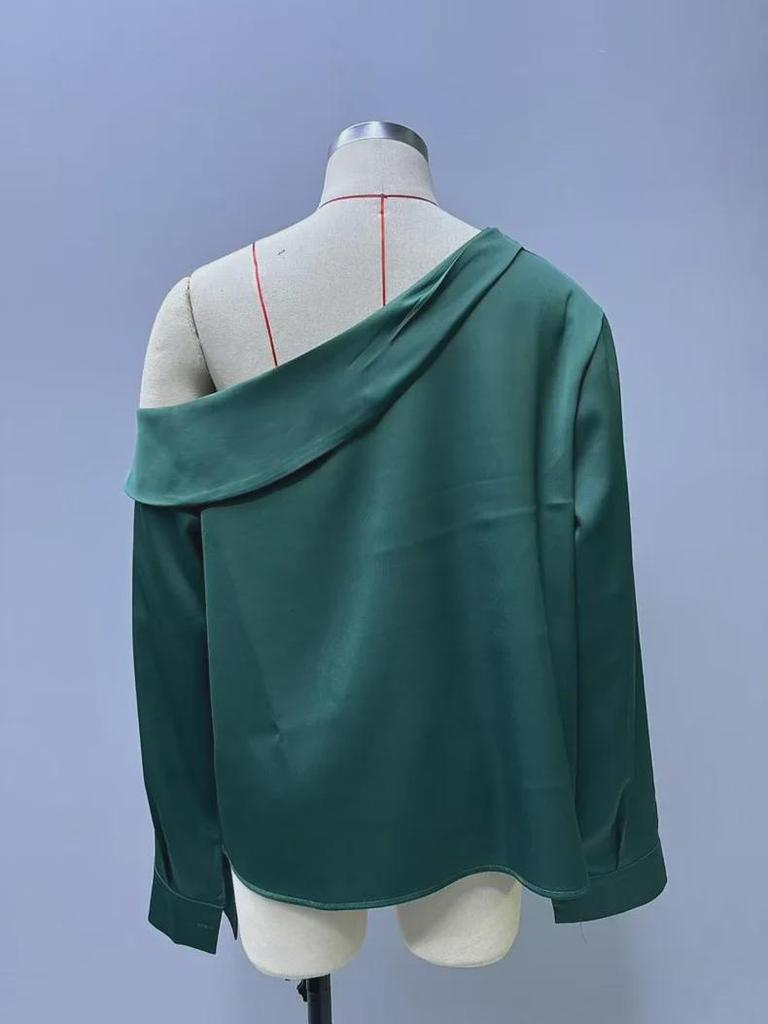 Koszula europejska i amerykańska plisowana satynowa z odkrytymi ramionami i asymetrycznym długim rękawem - moda damska wiosna/lato