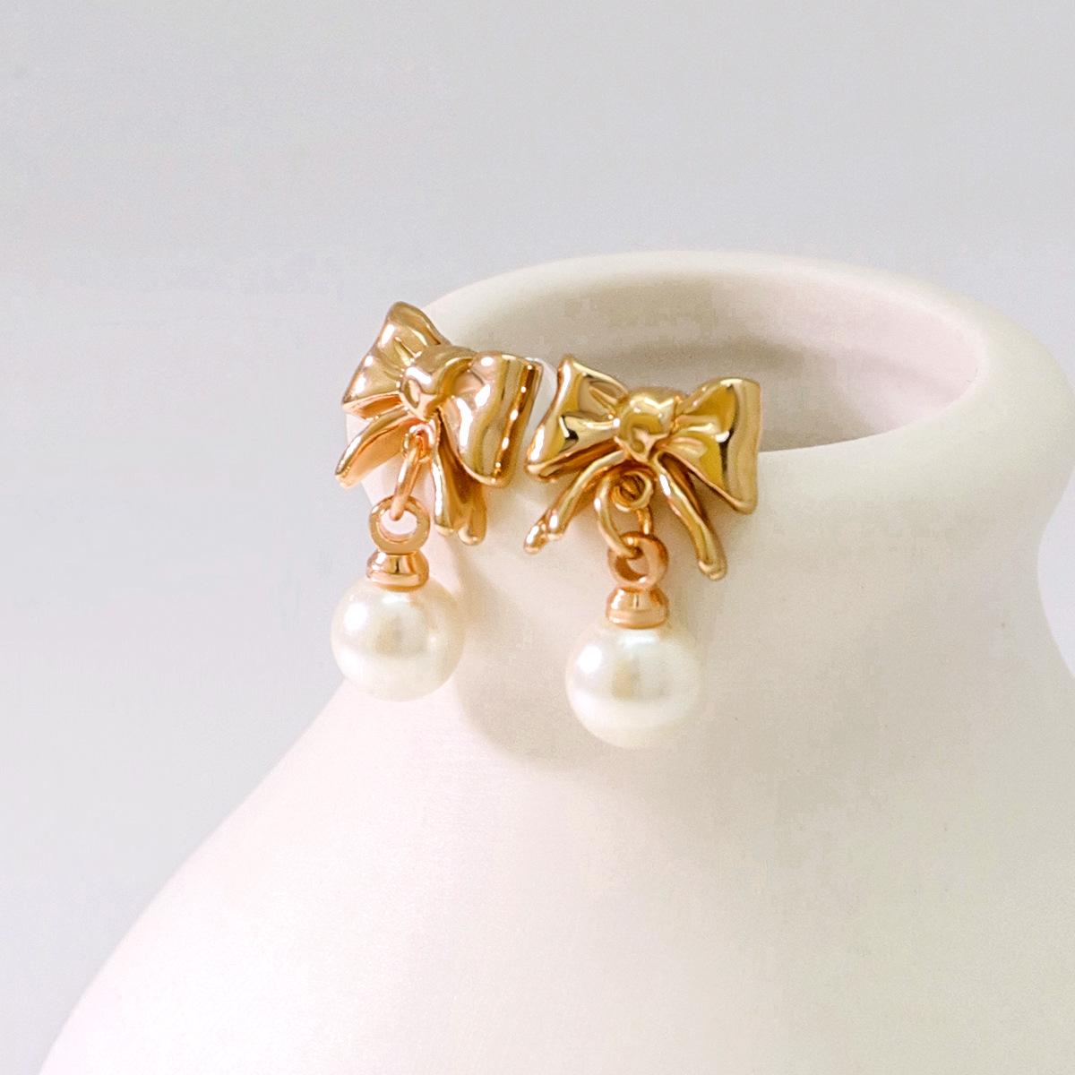 

Gold Bow Stud Earrings with Pearl Dangles - Women s Elegant Design золотой