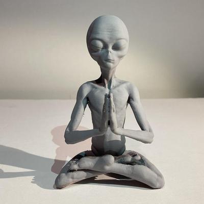 Alien-Statue, meditierende Alien-Statue aus Kunstharz, Gartendekoration, beste Kunstdekor für den Innen- und Außenbereich, zu Hause oder im Büro