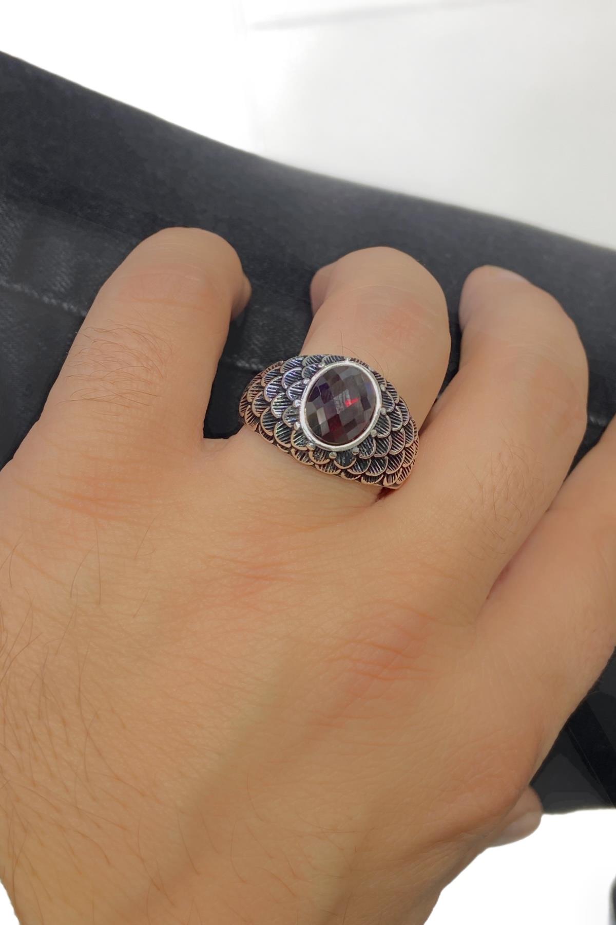 

Серебряное кольцо 925 пробы с красным цирконом и камнем орла