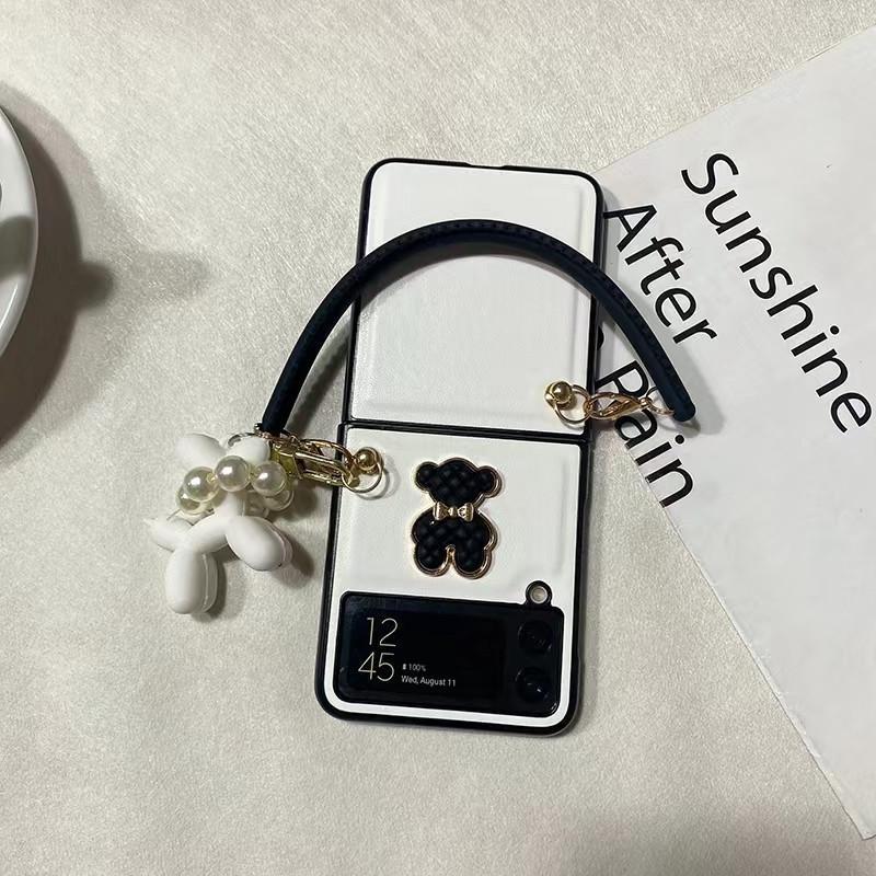 Fashion Poodle Dog Pendant Bracelet Leather Phone Case For Samsung Galaxy Z Flip 4 Z Flip 3 Z Flip Cartoon Bear Hand Chain Cover