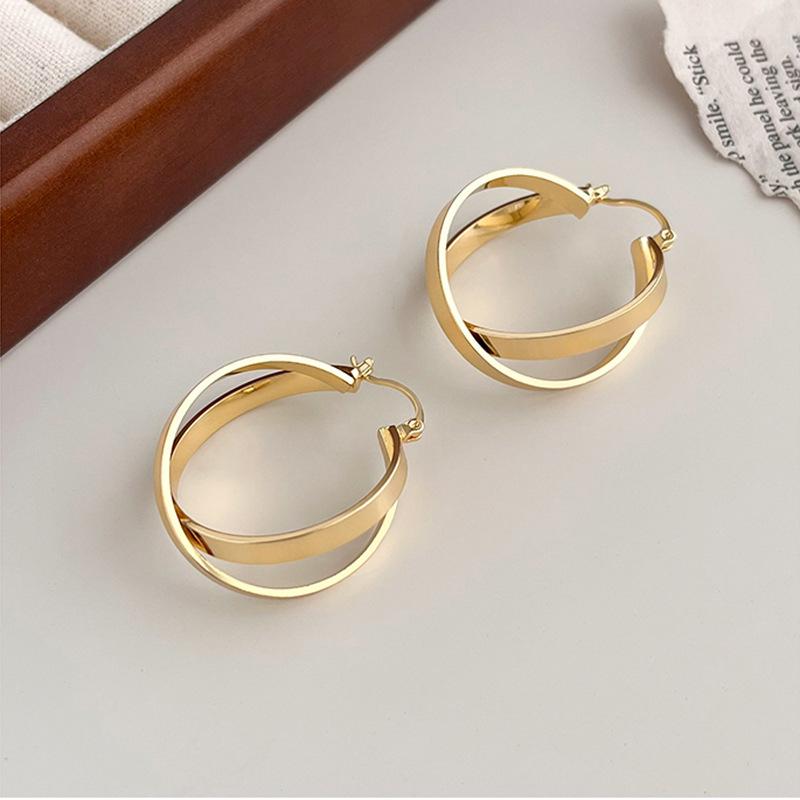 Silver needle hurtling sister-in-law earrings female niche design high-end temperament earrings light luxury pearl earrings
