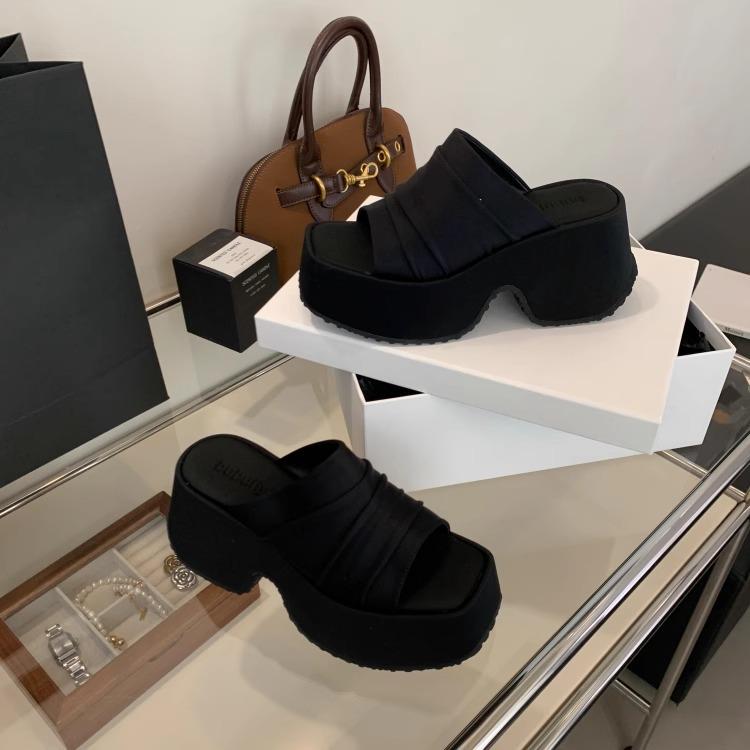 

Супер увеличение роста~! Женские сандалии на танкетке с леопардовым принтом, новинка 2025 года, водонепроницаемые, на толстой подошве, плиссированные, с открытым носком, на высоком каблуке, шлепанцы 39