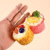 PU-Mousse-Kuchen-Schlüsselanhänger mit Kokosflocken & Sahne - Französisches Brot-Ornament