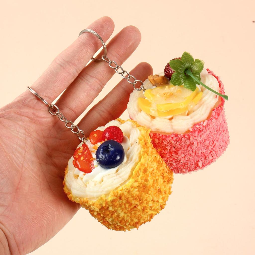 PU-Mousse-Kuchen-Schlüsselanhänger mit Kokosflocken & Sahne - Französisches Brot-Ornament