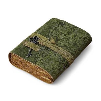 Handgefertigtes grünes Lederjournal mit Blumenmuster: Papier mit Büttenrand, Antiker Schlüssel