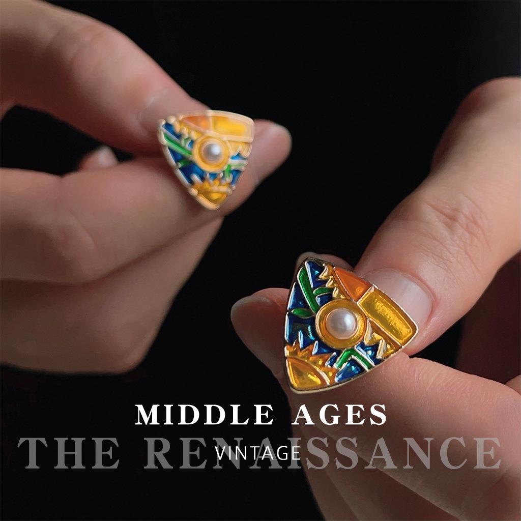 [Ренессанс] Легкие средневековые эмалевые серьги-гвоздики в придворном стиле, треугольные, ретро, цветная глазурь, серебряная игла, серьги