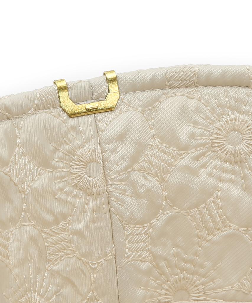 Eondeokeonteulolseutyudio Winter Padded Bucket Hat Stand Bucket / Bonded Flower / Cream