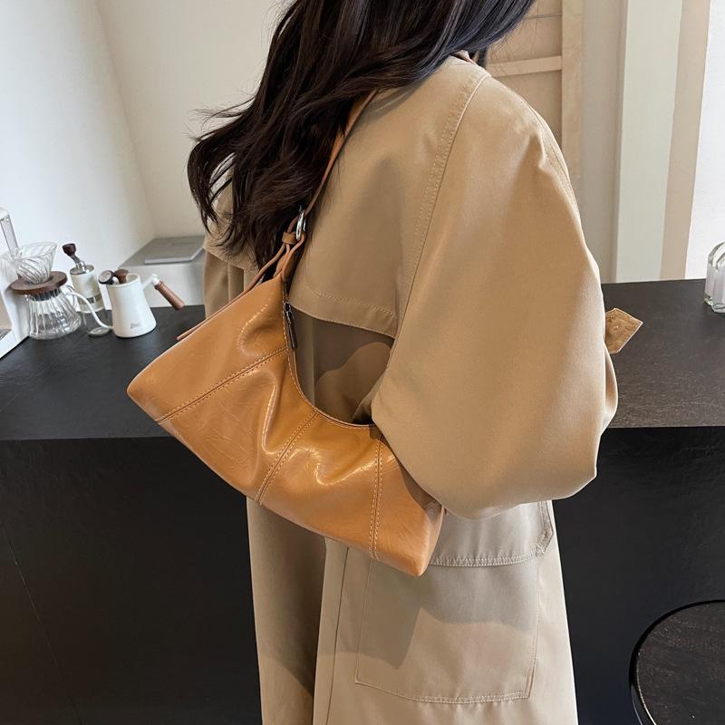 This winter's new soft leather large-capacity casual versatile one-shoulder crossbody bag fashionable high-end commuter dumpling bag