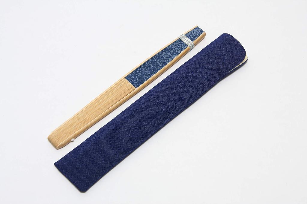 fan with fan in a presentation made in Japan navy [Hasegawa] Men's Kyoto-style case, box, (Seigaiha pattern, blue)