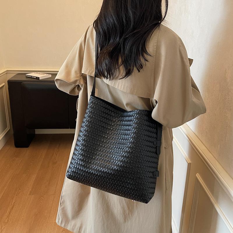 Large-capacity Bags for Women's Autumn and Winter Versatile 2025 New Simple One-shoulder Messenger Child and Mother Bags Are Popular This Year. Bucket