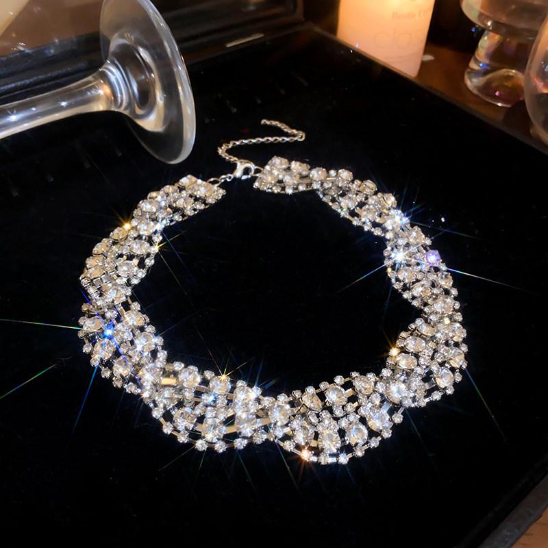 European & American Rhinestone Twisted Necklace: Elegant & Bold Statement Clavicle Chain for Women