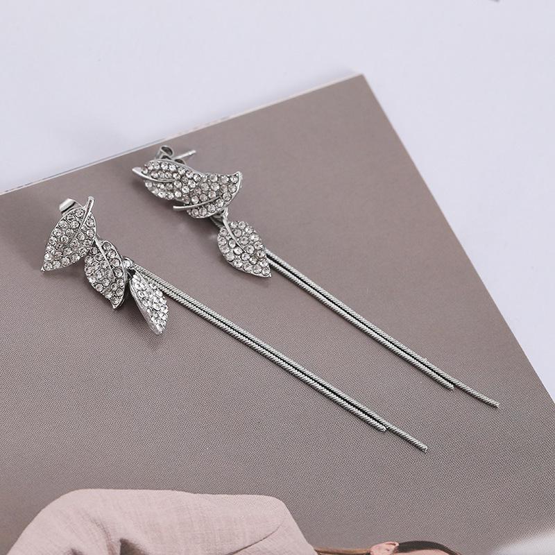 Two-Way Wear Long Faux Diamond Leaf Earrings – Niche Design, Versatile & High-End Feel.