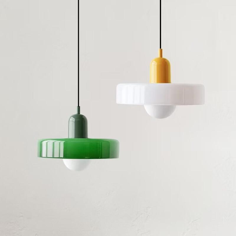 Zielona szklana lampa wisząca w stylu vintage