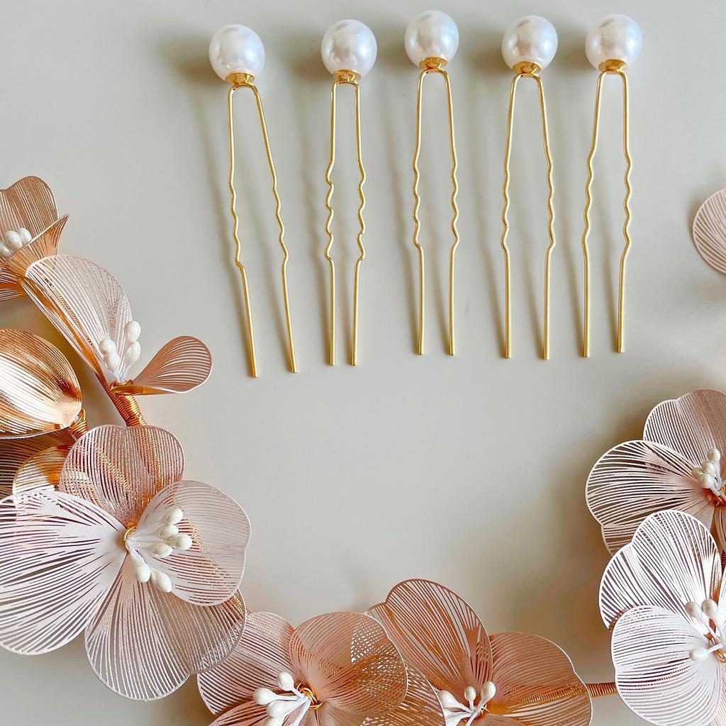 Headpiece in dusty pink with flowers and pearl pins. Hair accessory for coming-of-age ceremonies, graduation ceremonies, weddings, and other