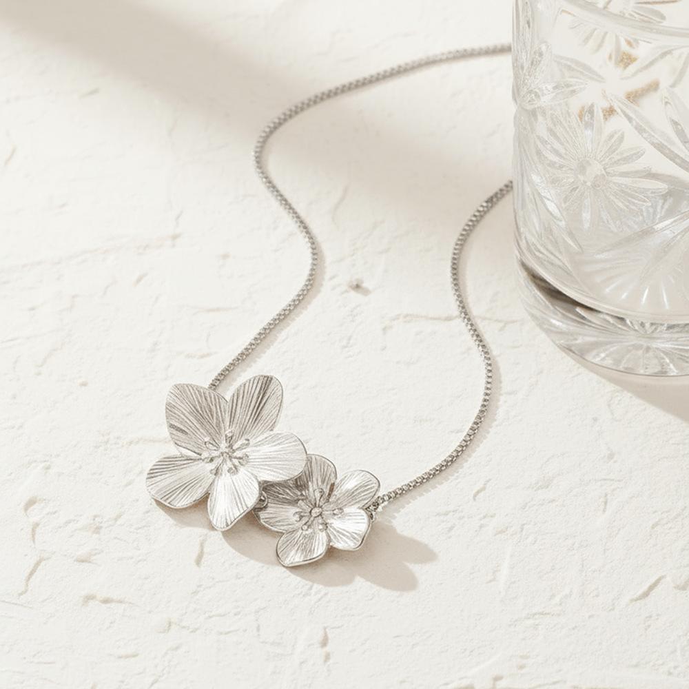 Stainless Steel Fashionable Large Flowers Necklaces for Women Ladies Classic No Fading Collarbone Necklaces Charm Jewelry Gifts