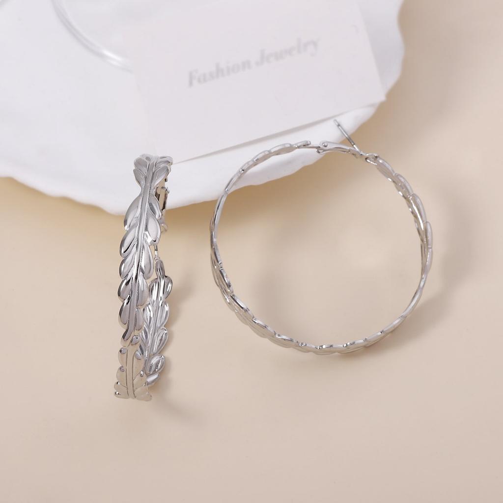 Exaggerated golden wheat ears, high geometric hollowed-out round ear buckles, retro and cold style women's earrings